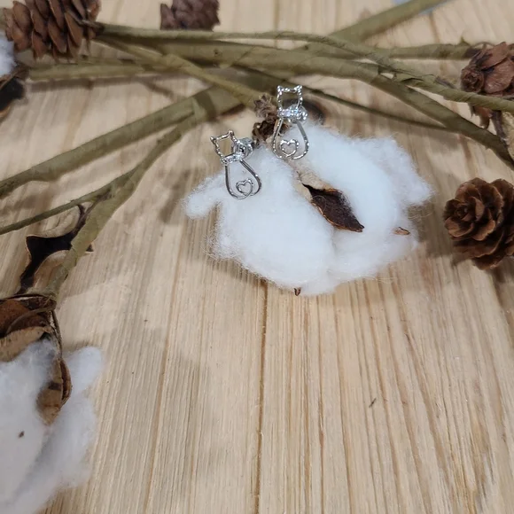 🐱🐱NEW🐱🐱ADORABLE!! Hollow Cat Earring with CZ'S on the collar in 925 Silver - Picture 5 of 13